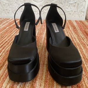 Steve Madden CHARLIZE Satin Platforms 🖤
